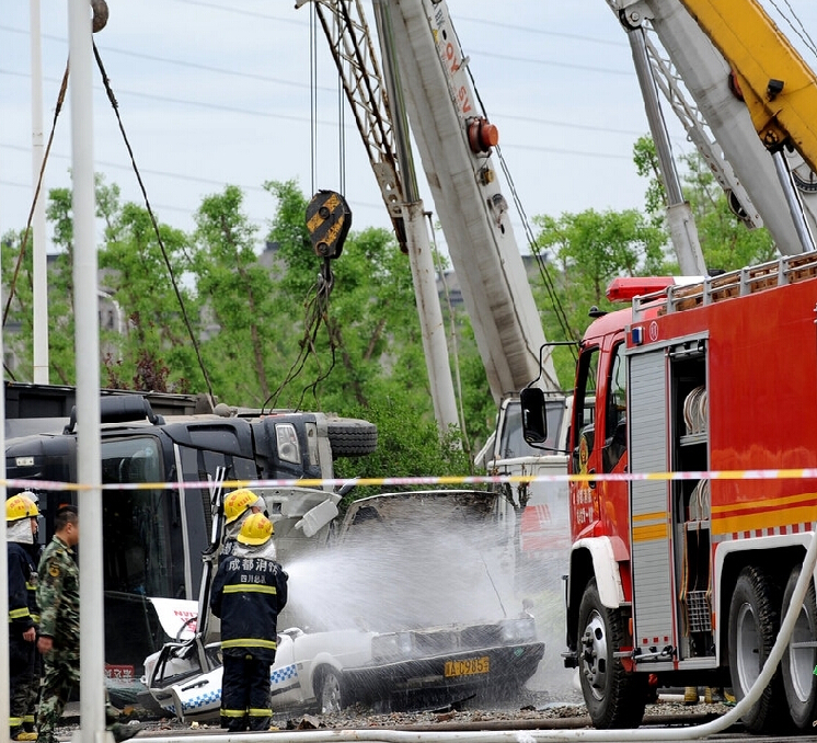 80噸砂石車突然爆胎致使三人遇難